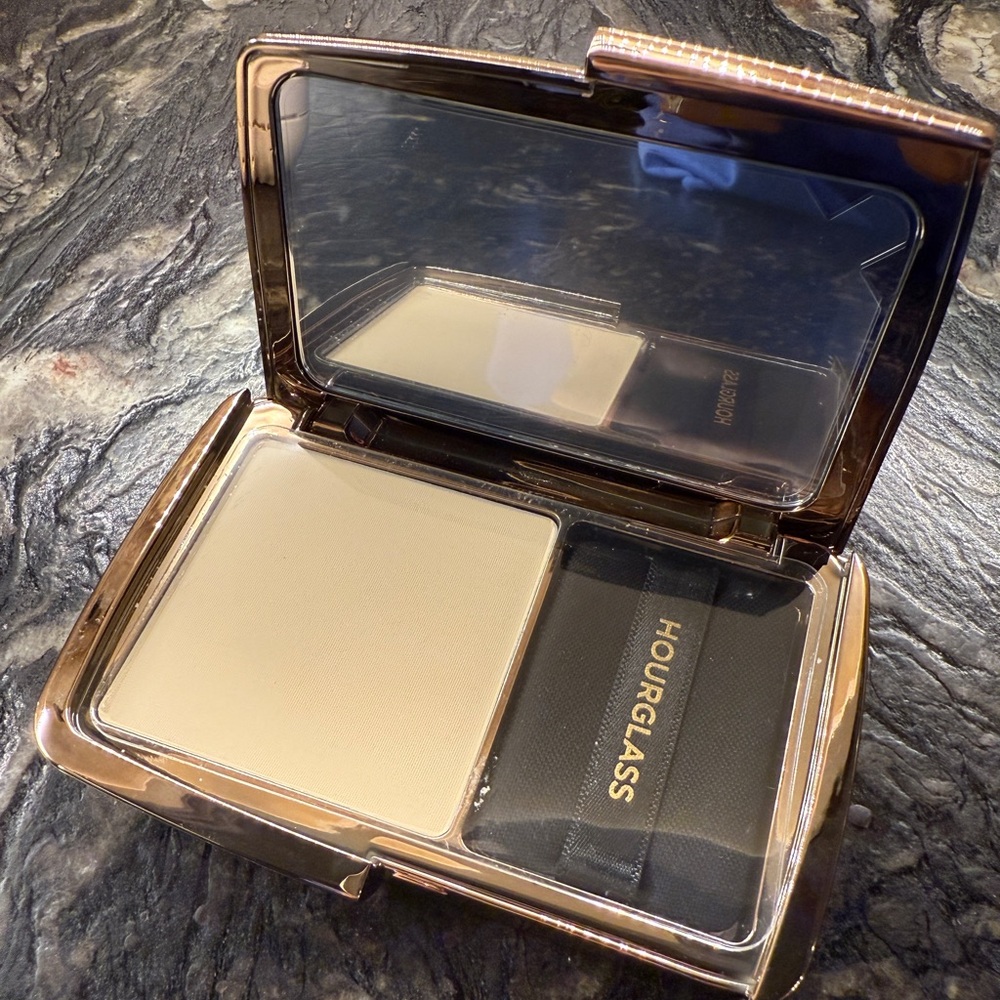 Hourglass Vanish Airbrush Pressed Powder- Translucent